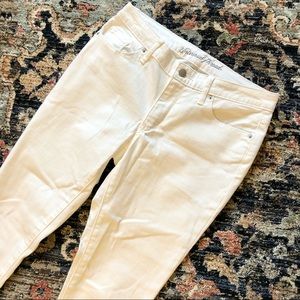 White frayed ankle jeans